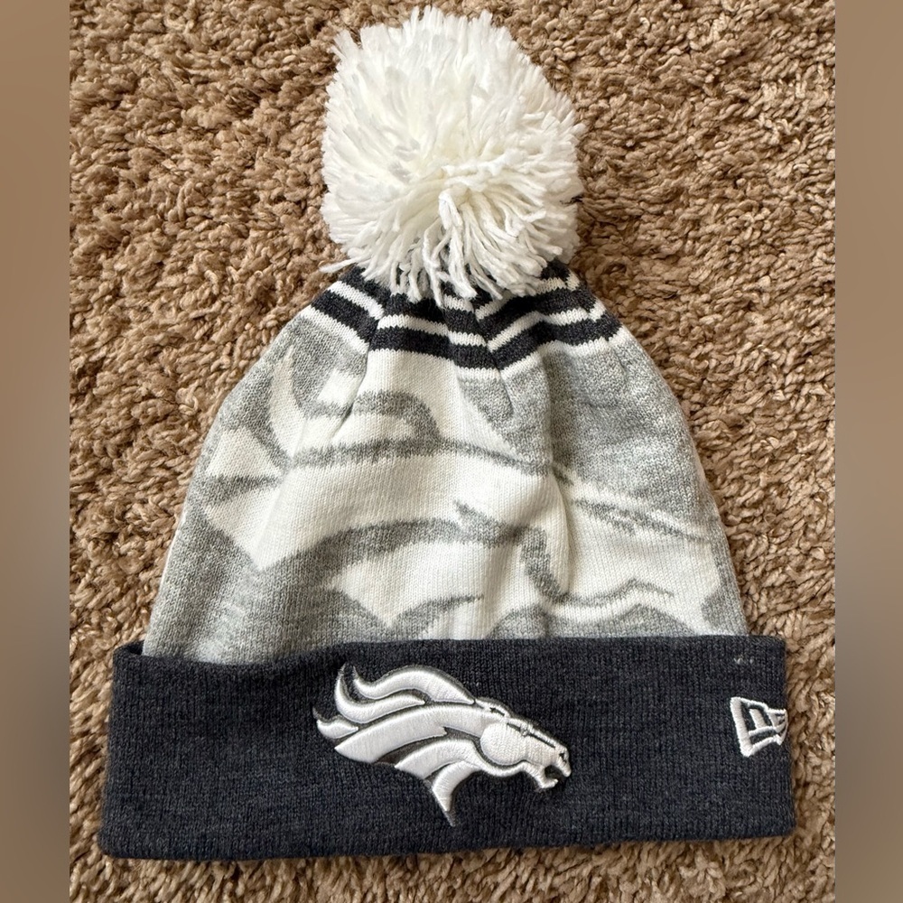 Denver Broncos Knit Beanie Hat w/ Pom – New Era